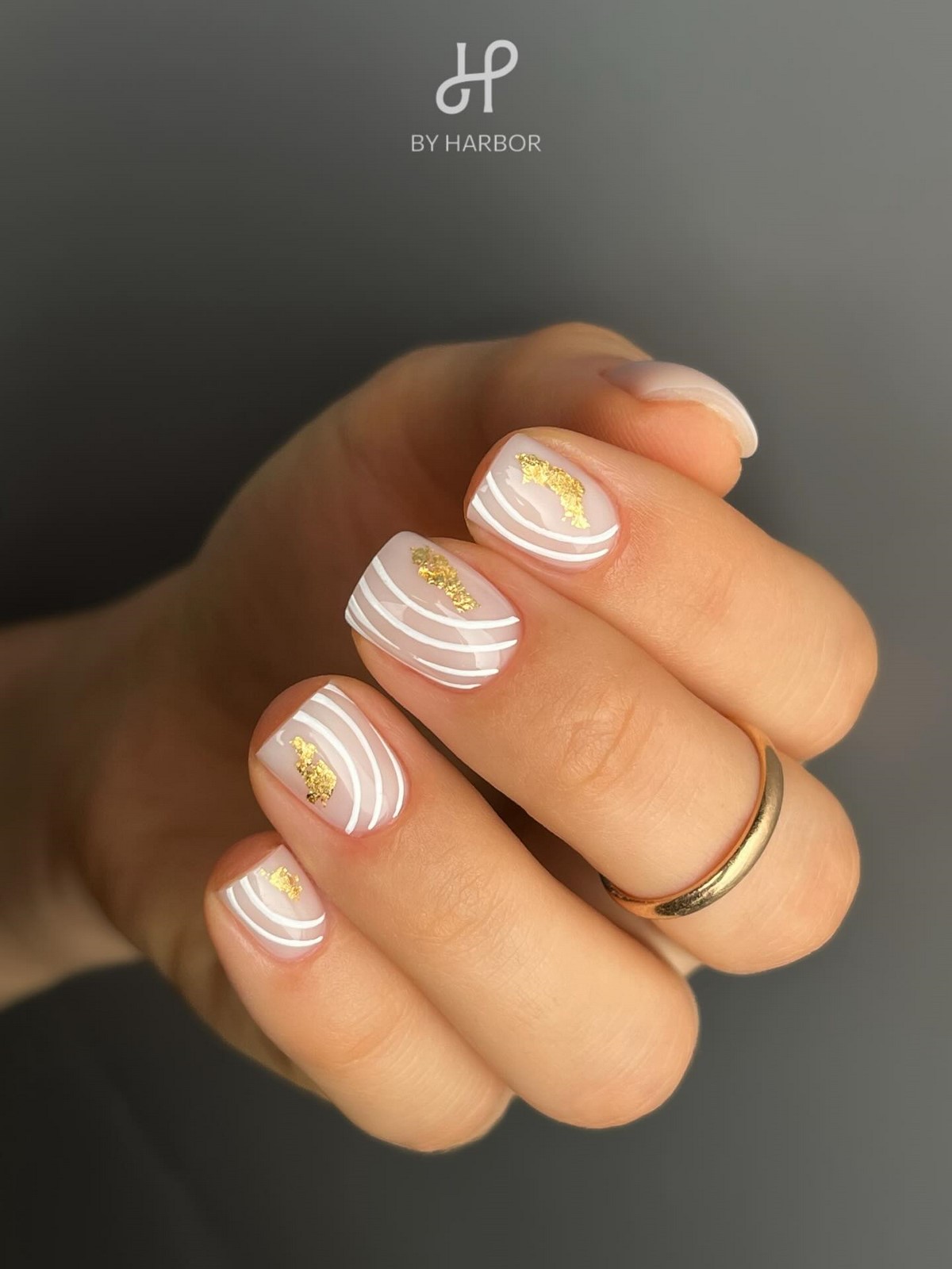 Маникюр с тонкой линией: аккуратный акцент на ногтях