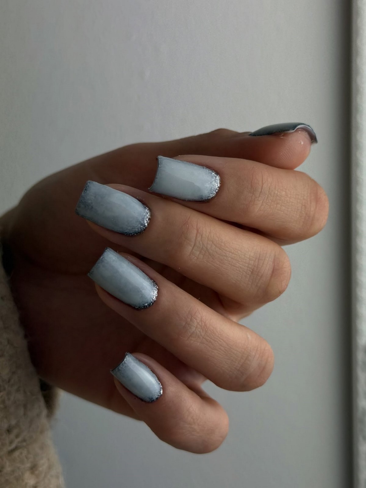 Серо-голубой оттенок на ногтях: мягкий холодный цвет
