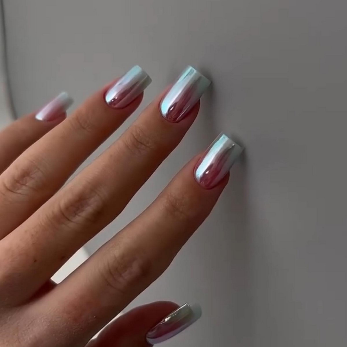 Серо-голубой оттенок на ногтях: мягкий холодный цвет