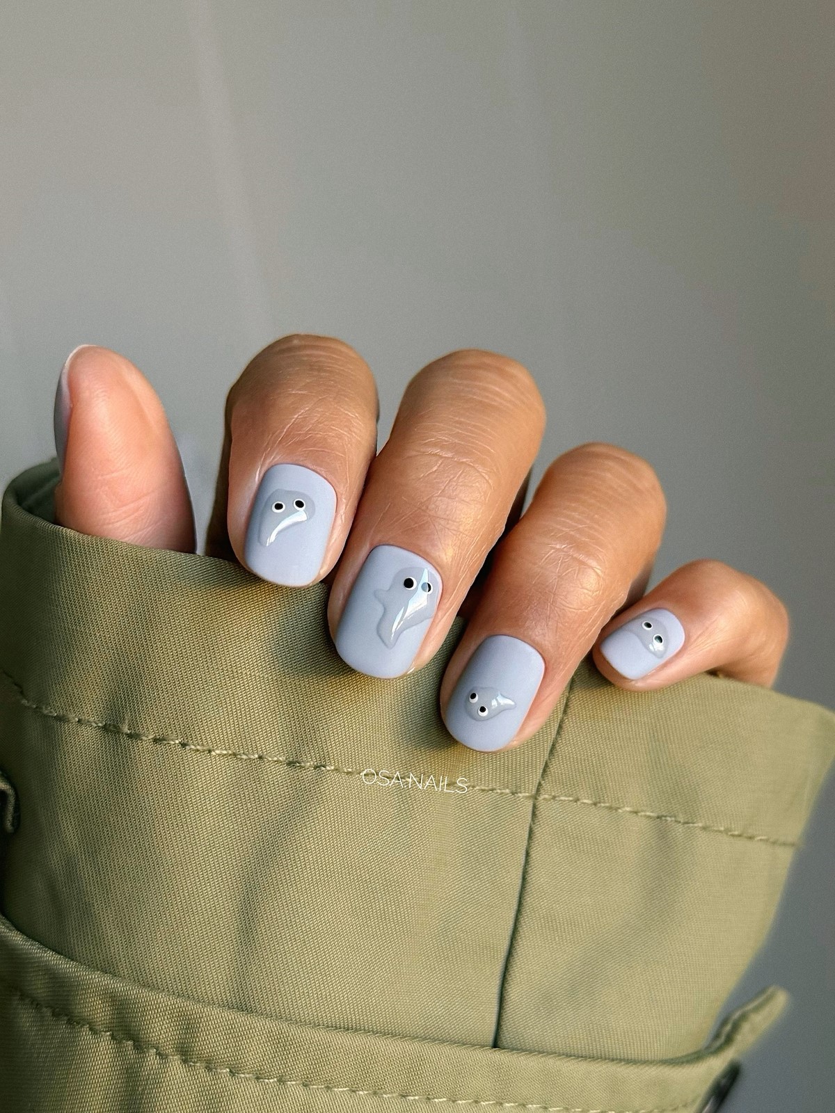 Серо-голубой оттенок на ногтях: мягкий холодный цвет