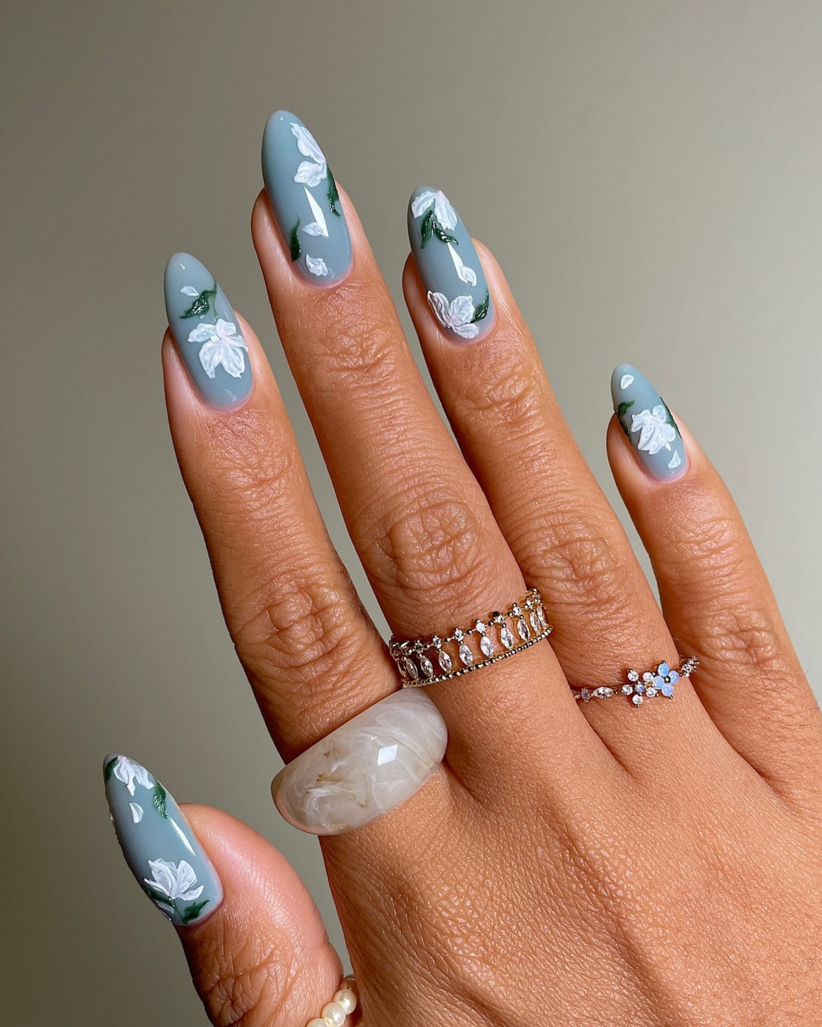 Серо-голубой оттенок на ногтях: мягкий холодный цвет