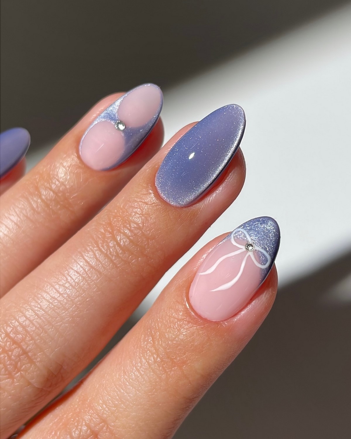 Серо-голубой оттенок на ногтях: мягкий холодный цвет