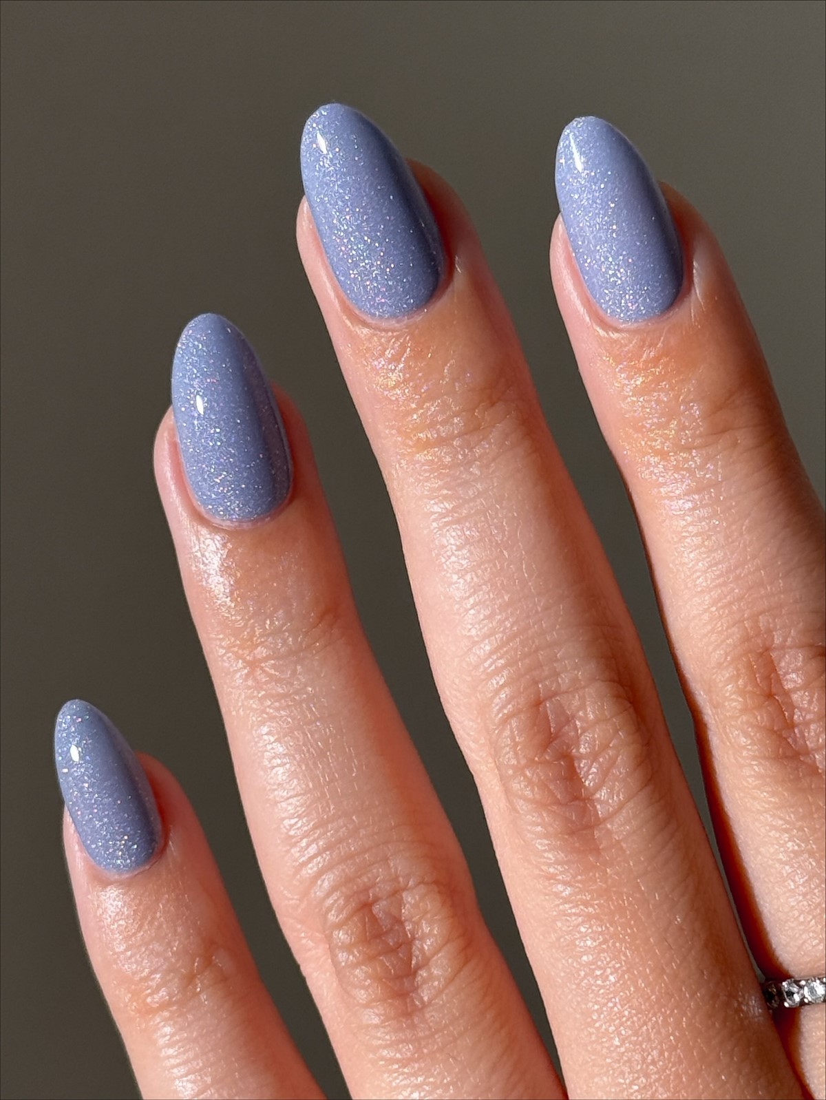Серо-голубой оттенок на ногтях: мягкий холодный цвет