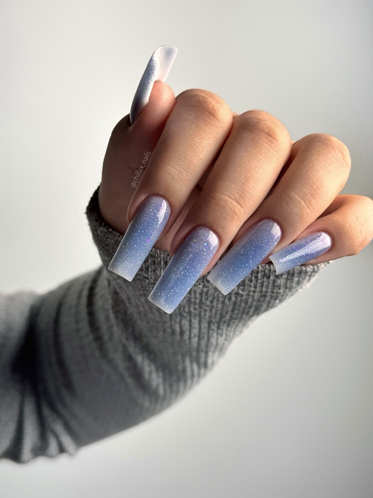 Серо-голубой оттенок на ногтях: мягкий холодный цвет