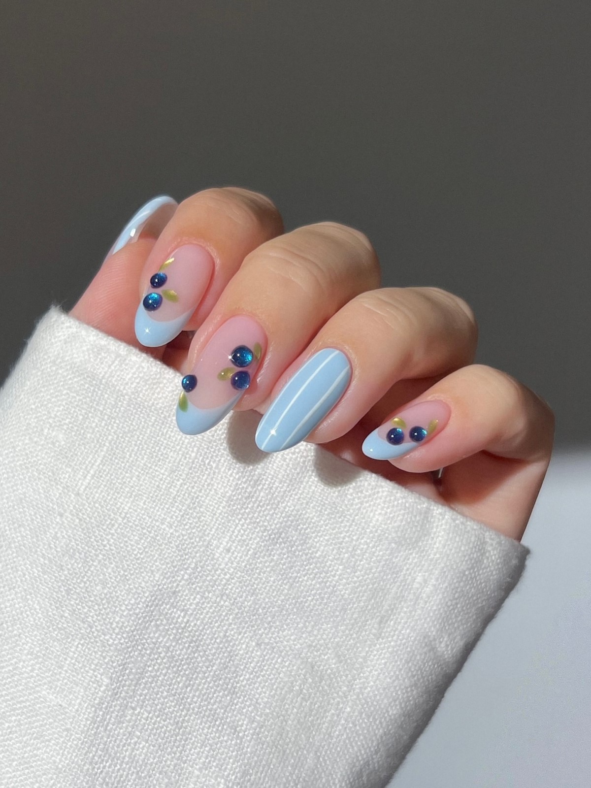 Серо-голубой оттенок на ногтях: мягкий холодный цвет