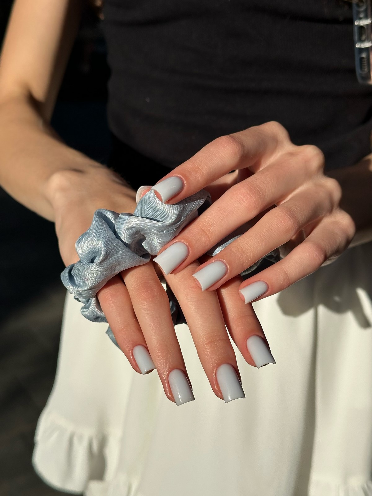 Серо-голубой оттенок на ногтях: мягкий холодный цвет