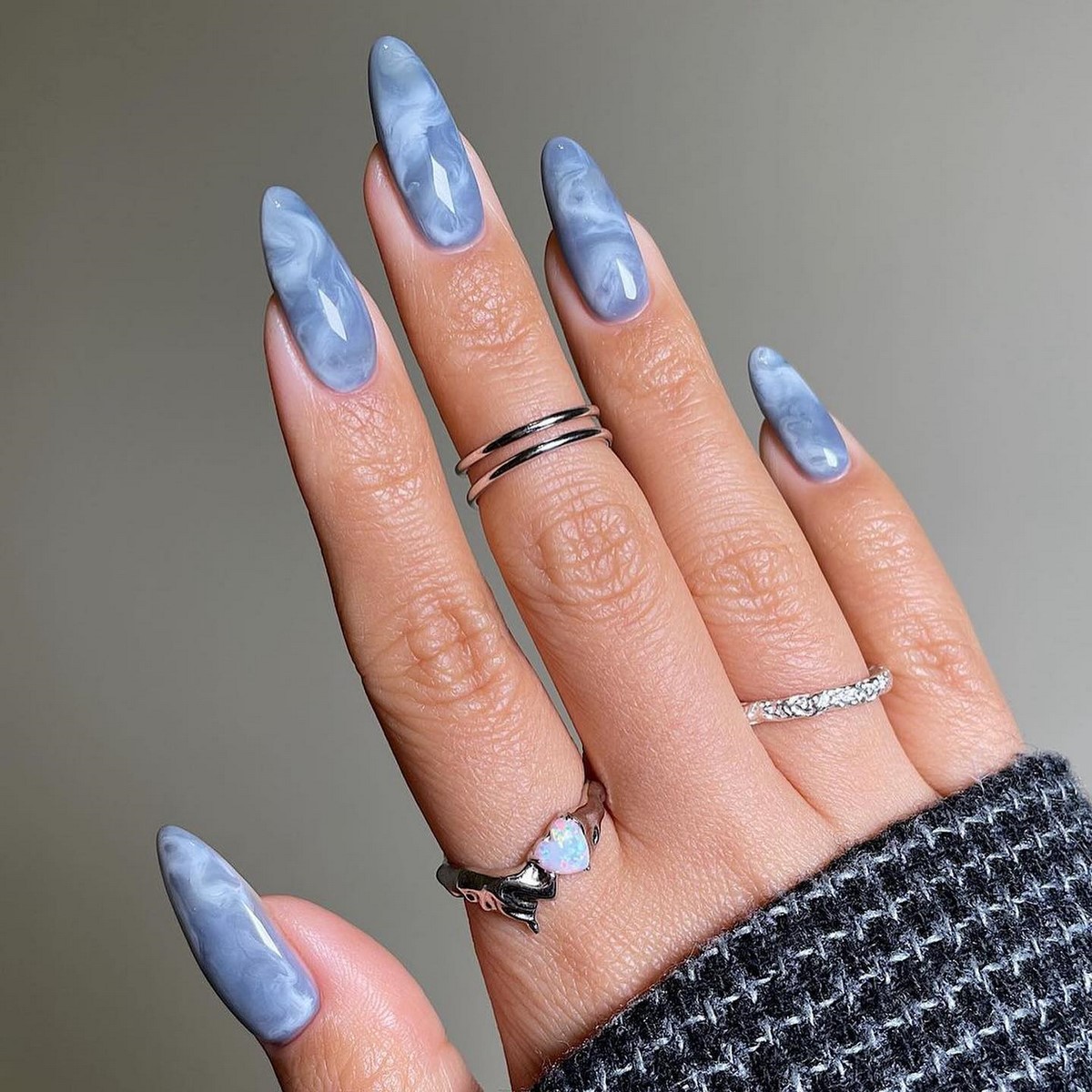 Серо-голубой оттенок на ногтях: мягкий холодный цвет