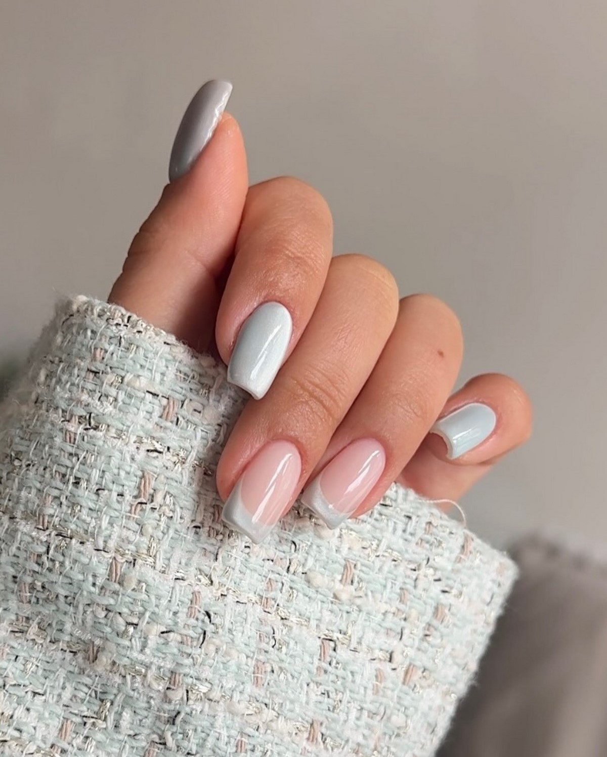 Серо-голубой оттенок на ногтях: мягкий холодный цвет