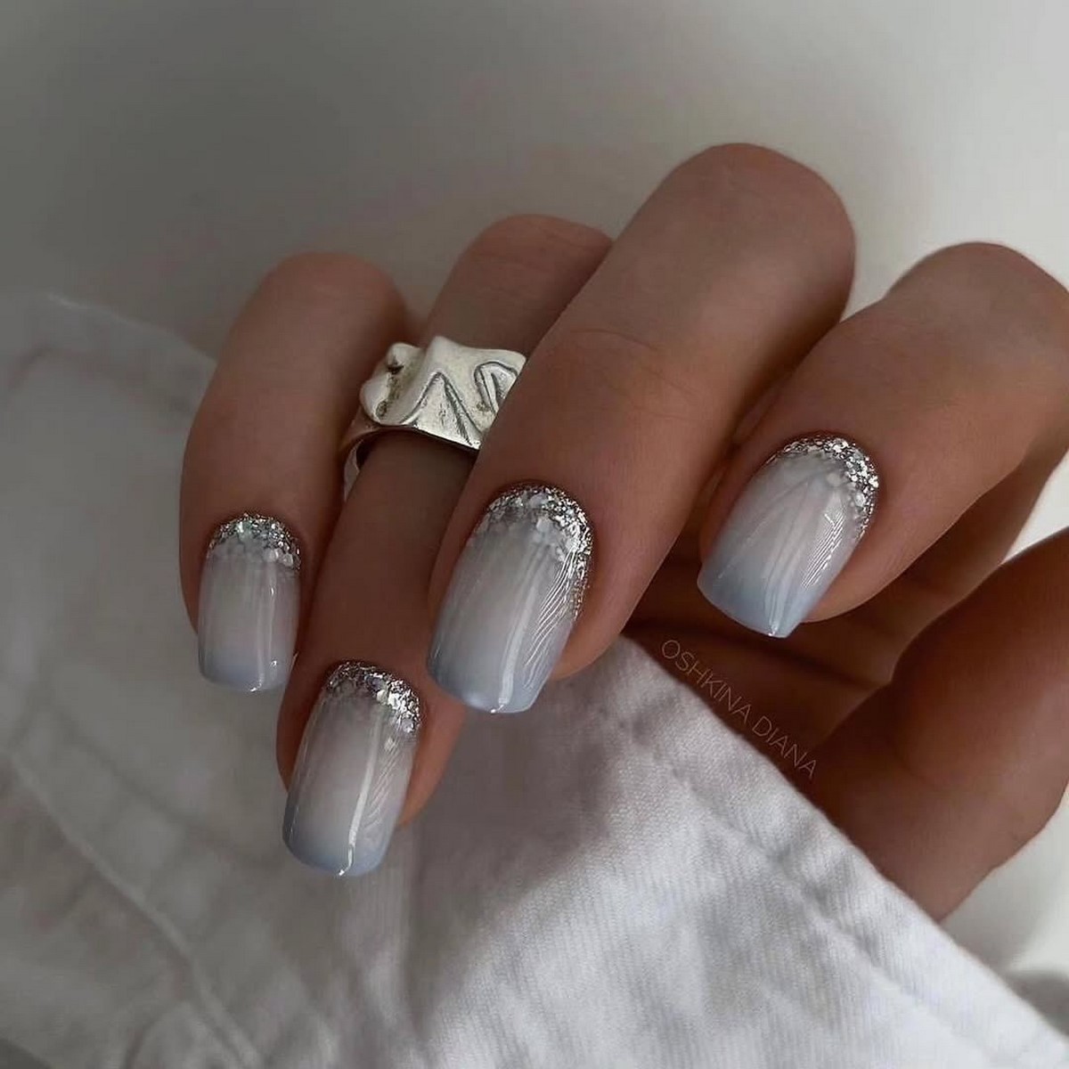 Серо-голубой оттенок на ногтях: мягкий холодный цвет