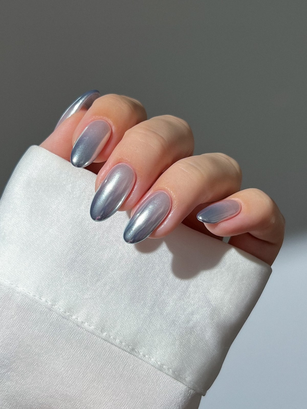 Серо-голубой оттенок на ногтях: мягкий холодный цвет