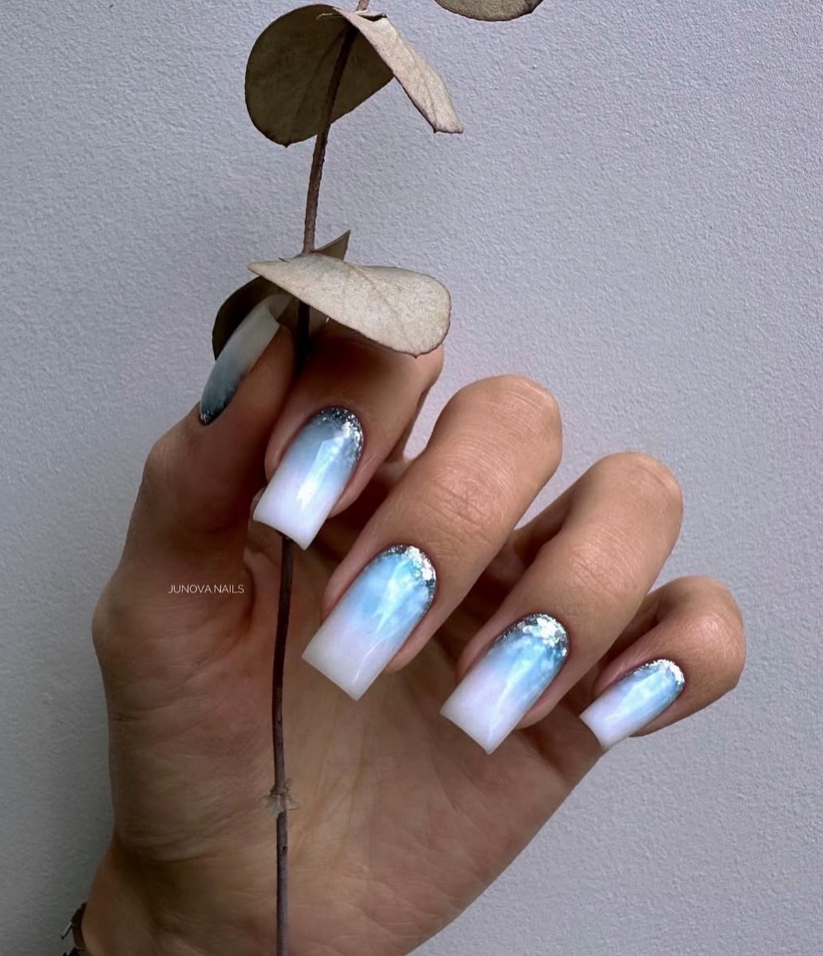Серо-голубой оттенок на ногтях: мягкий холодный цвет