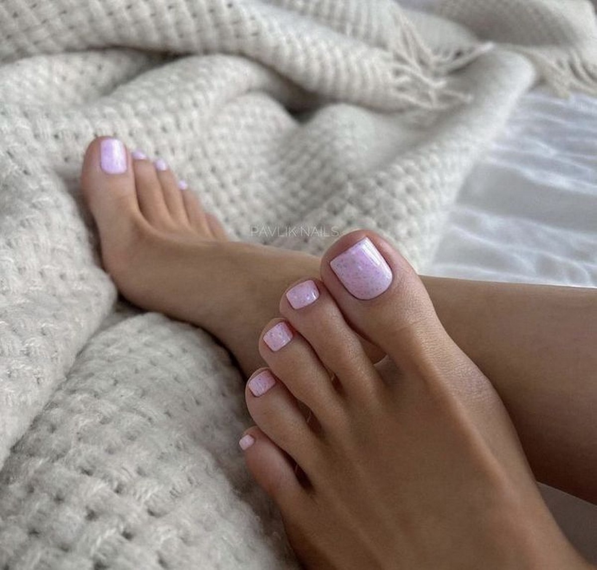 Светлый педикюр: аккуратное покрытие на ногтях