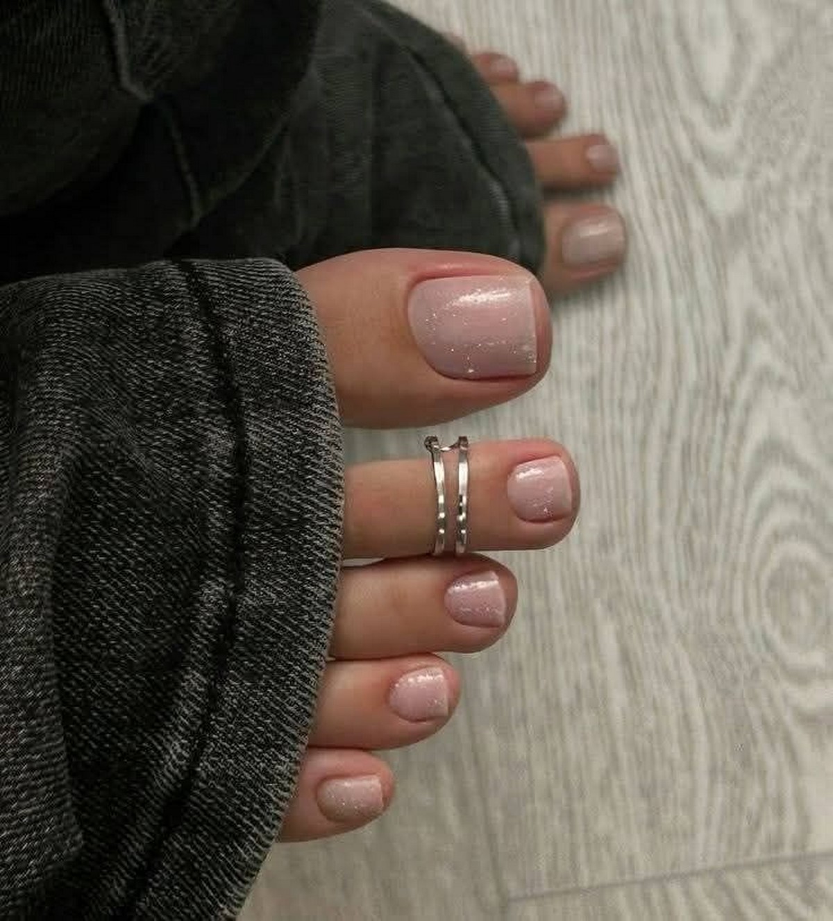 Светлый педикюр: аккуратное покрытие на ногтях