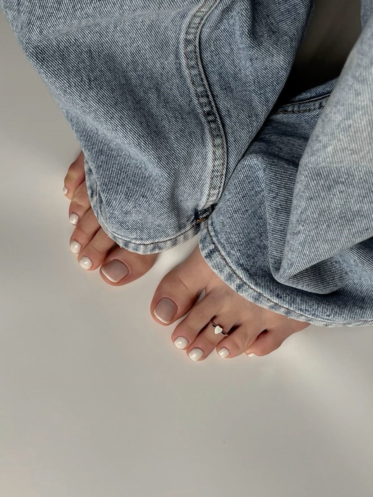 Светлый педикюр: аккуратное покрытие на ногтях