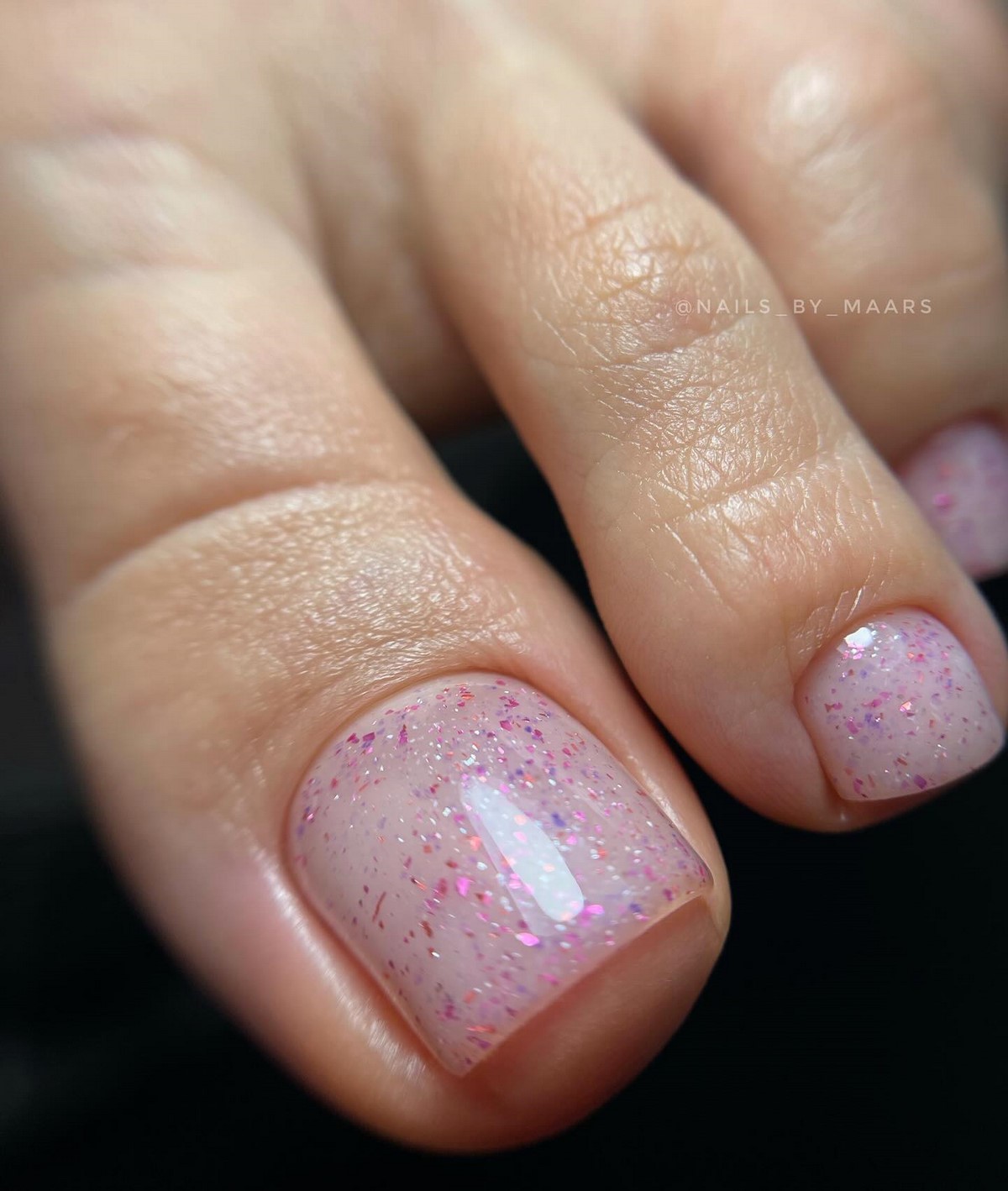 Светлый педикюр: аккуратное покрытие на ногтях