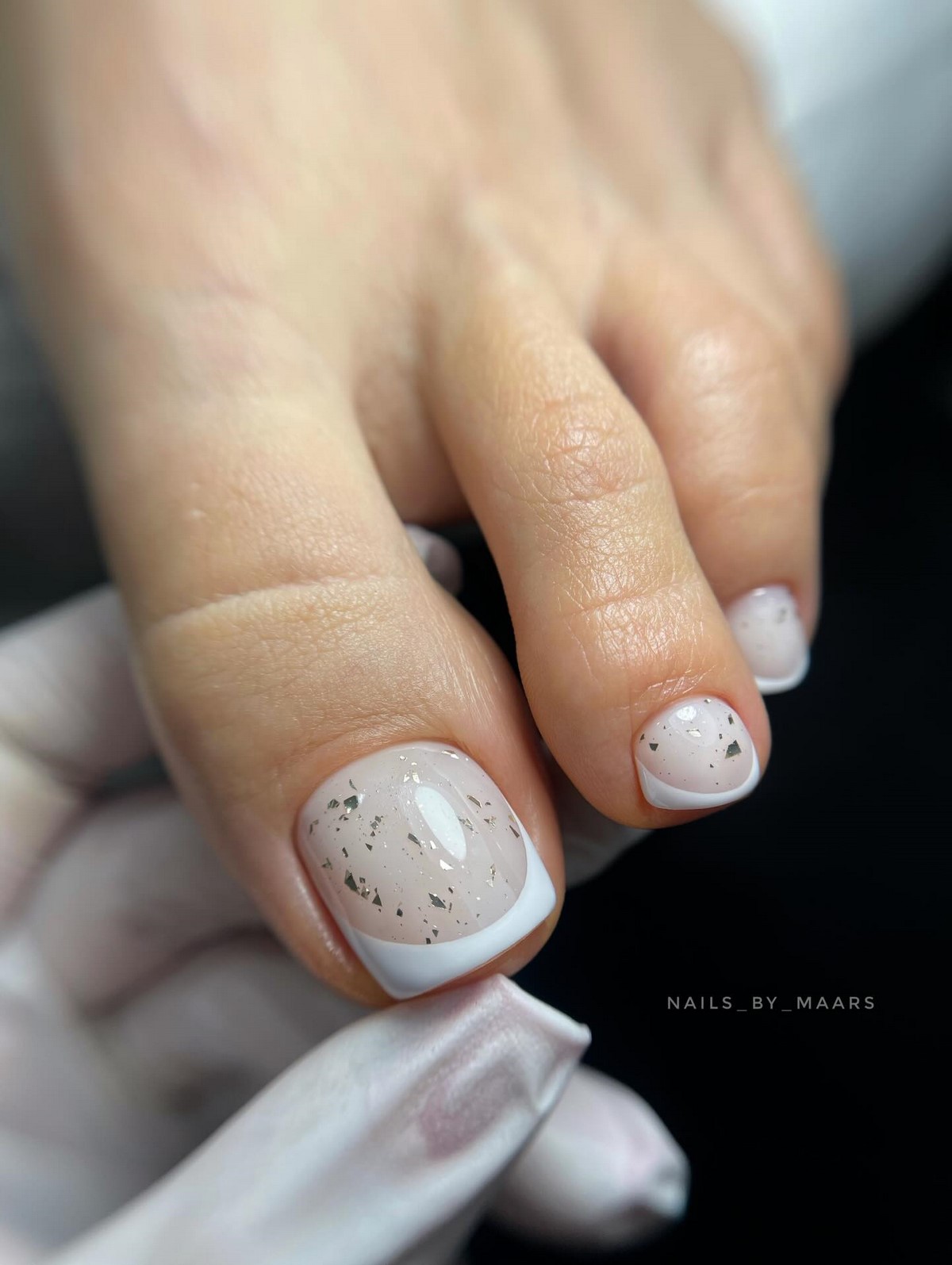 Светлый педикюр: аккуратное покрытие на ногтях