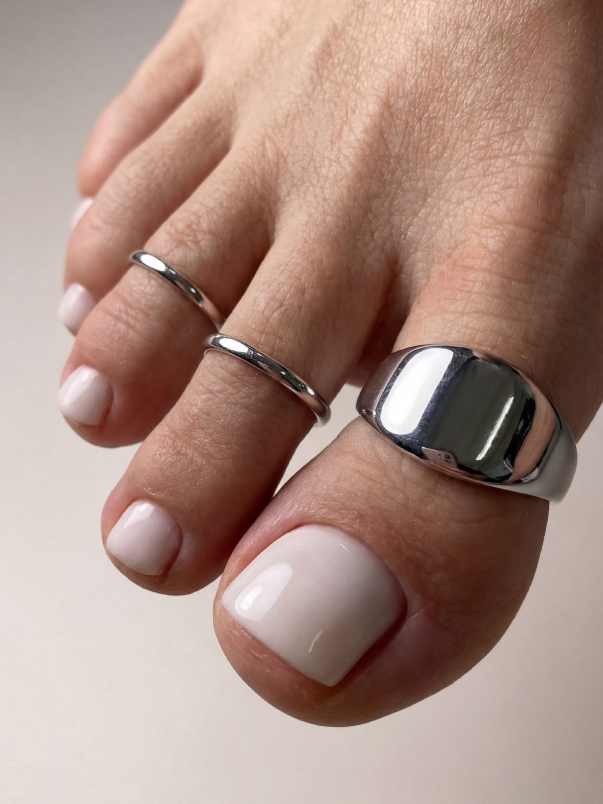 Светлый педикюр: аккуратное покрытие на ногтях