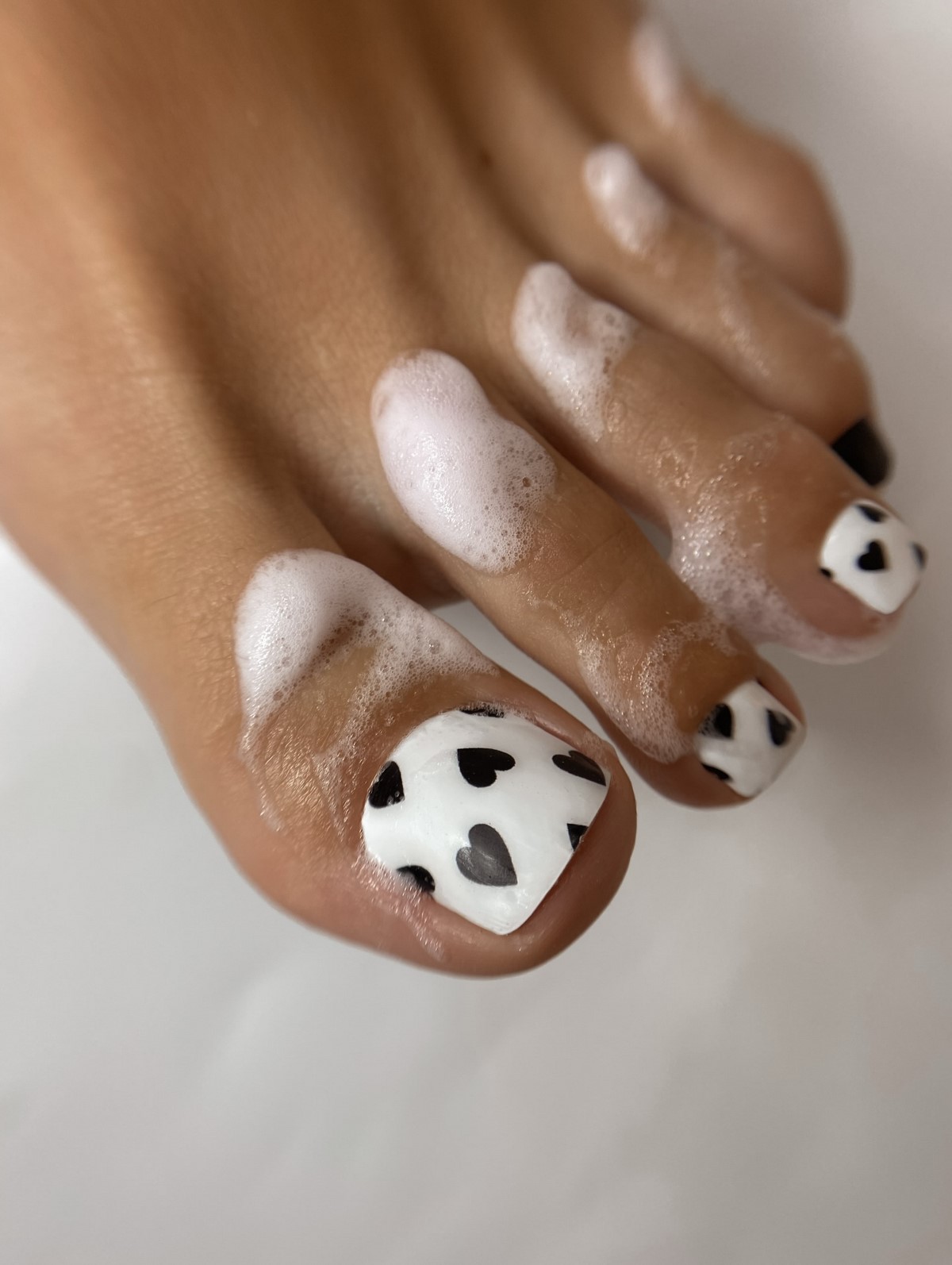 Светлый педикюр: аккуратное покрытие на ногтях