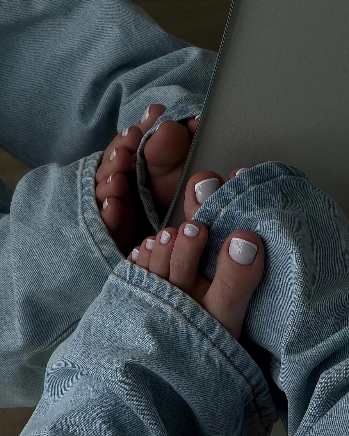 Светлый педикюр: аккуратное покрытие на ногтях