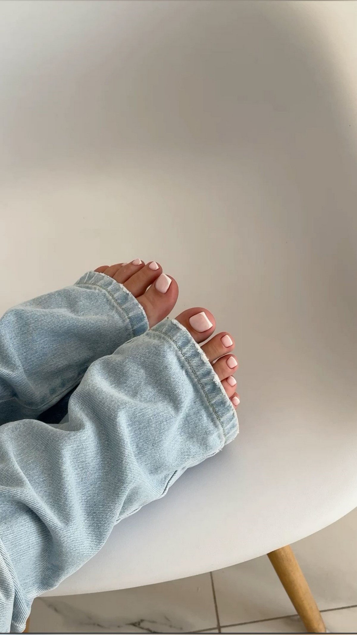 Светлый педикюр: аккуратное покрытие на ногтях