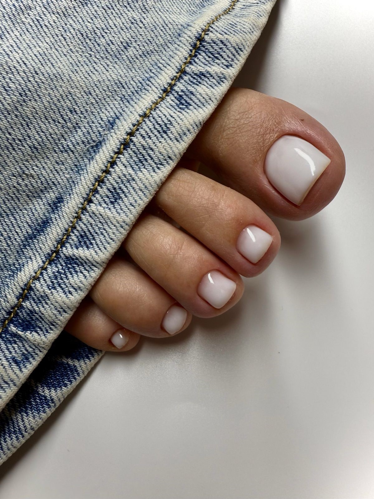 Светлый педикюр: аккуратное покрытие на ногтях