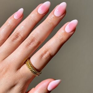 blush nails с мягким розовым центром на молочной базе