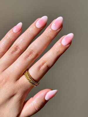 blush nails с мягким розовым центром на молочной базе
