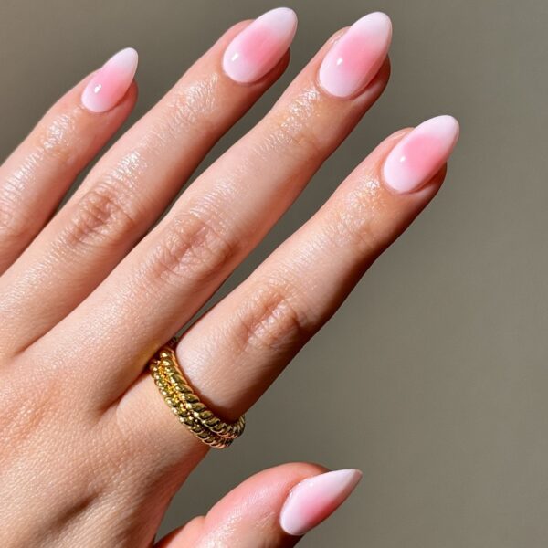 blush nails с мягким розовым центром на молочной базе