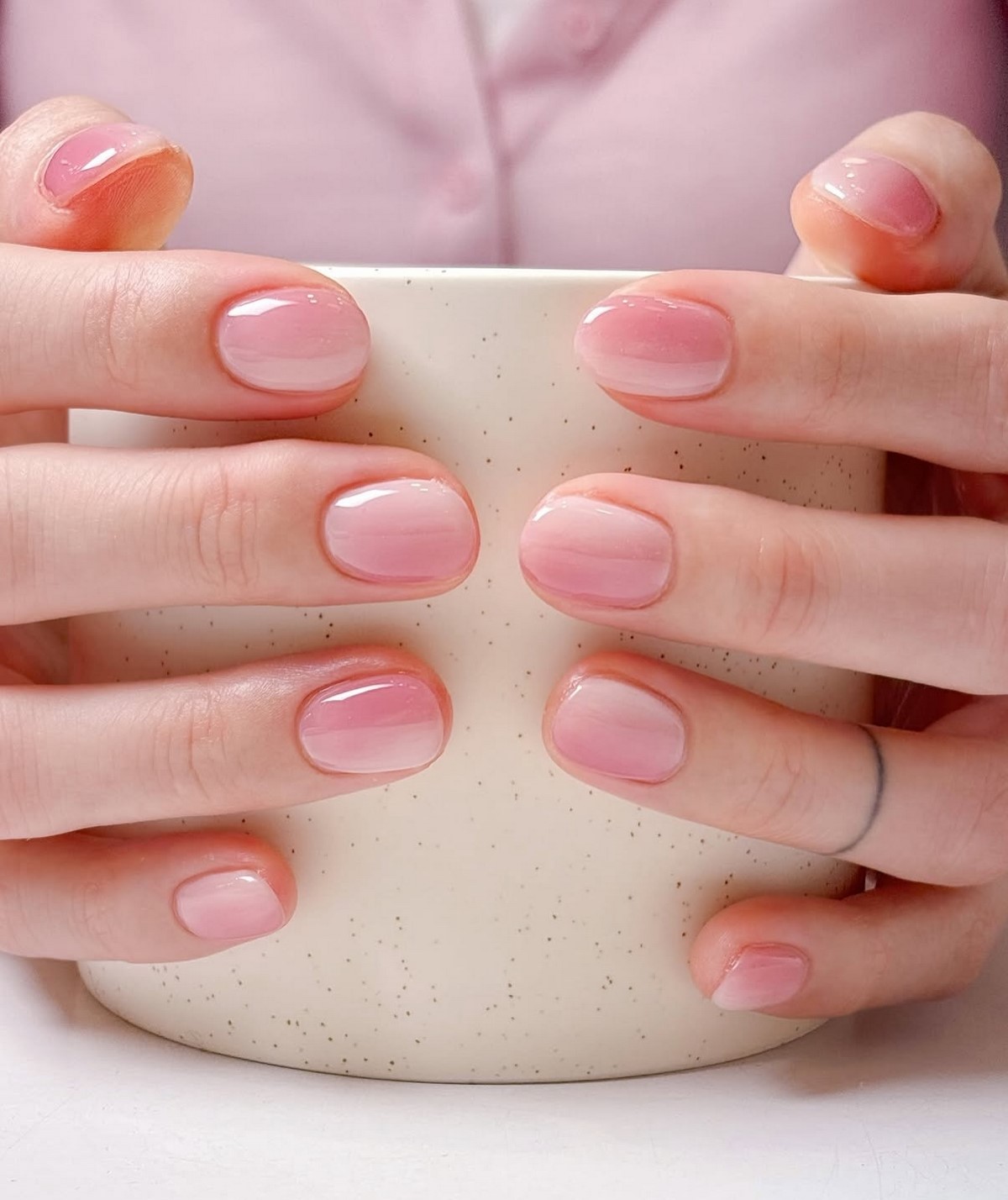 короткие blush nails с полупрозрачным розовым эффектом