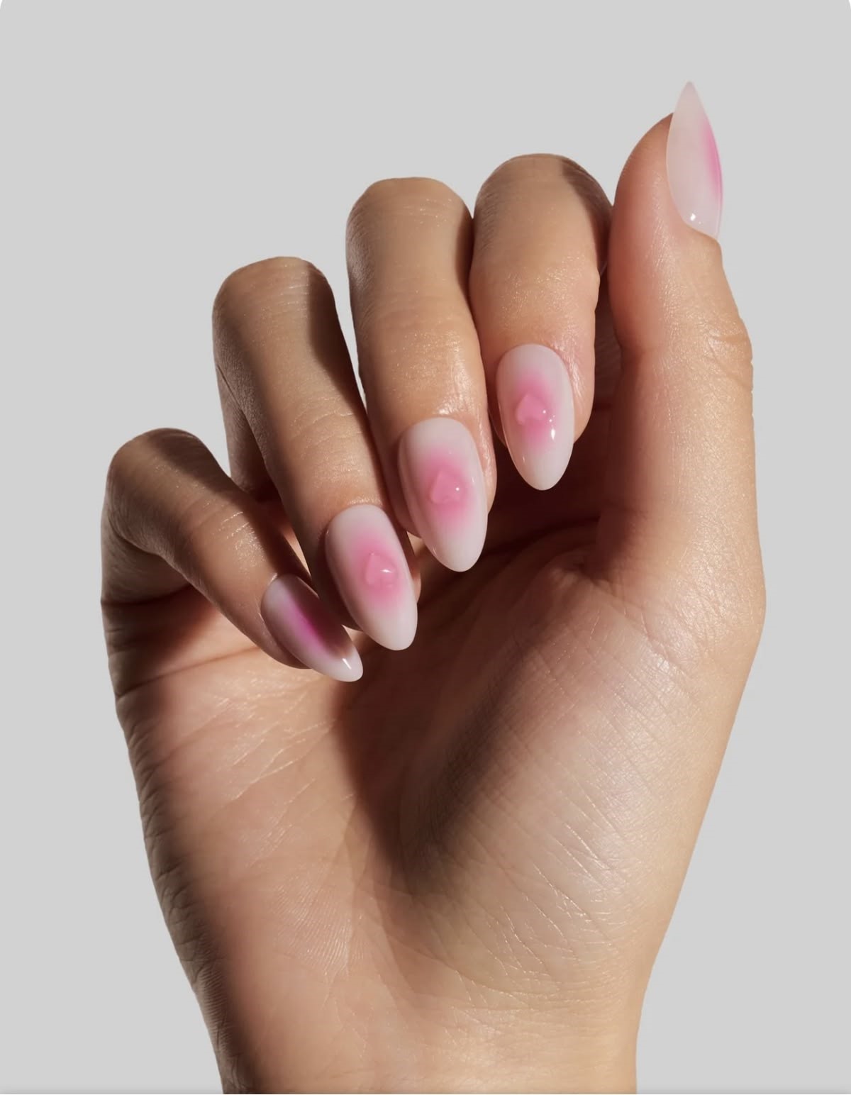 blush nails с объемным румяным эффектом на миндальных ногтях