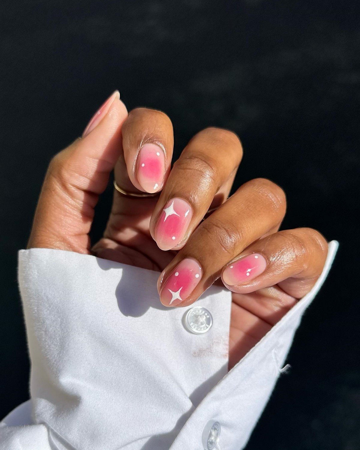 blush nails с ярким румяным центром и глянцевым финишем