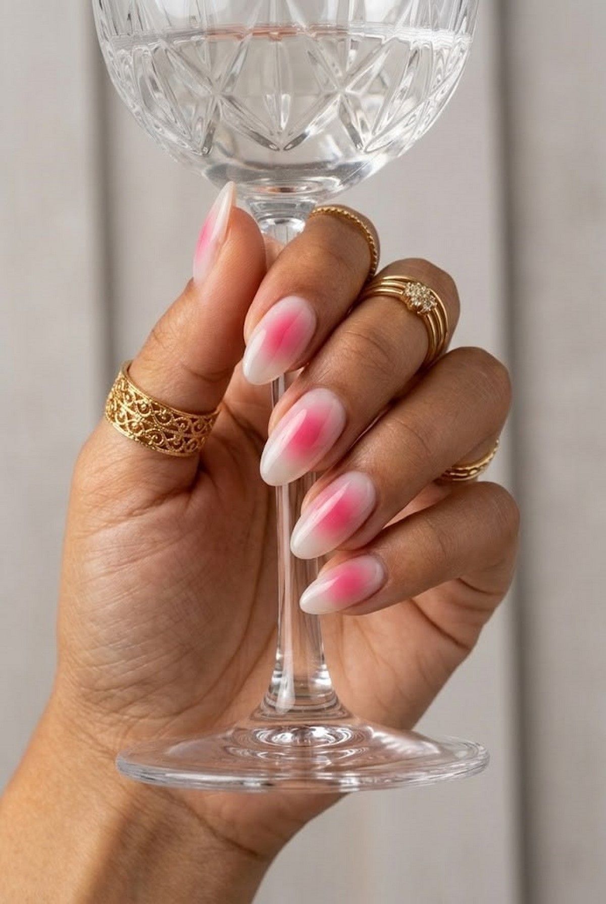 blush nails с насыщенным розовым центром на миндальной форме