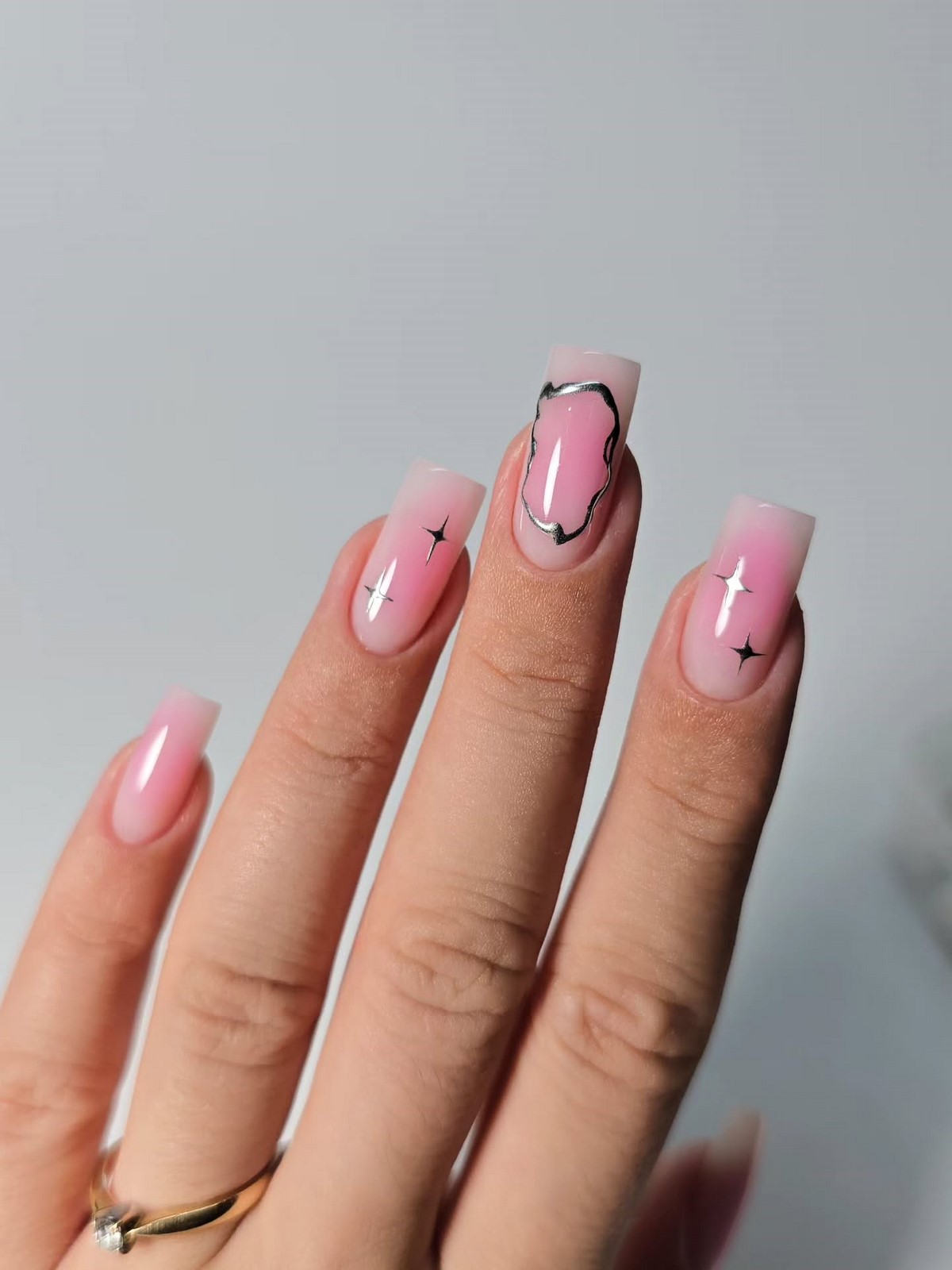 blush nails с графичным дизайном и розовым эффектом