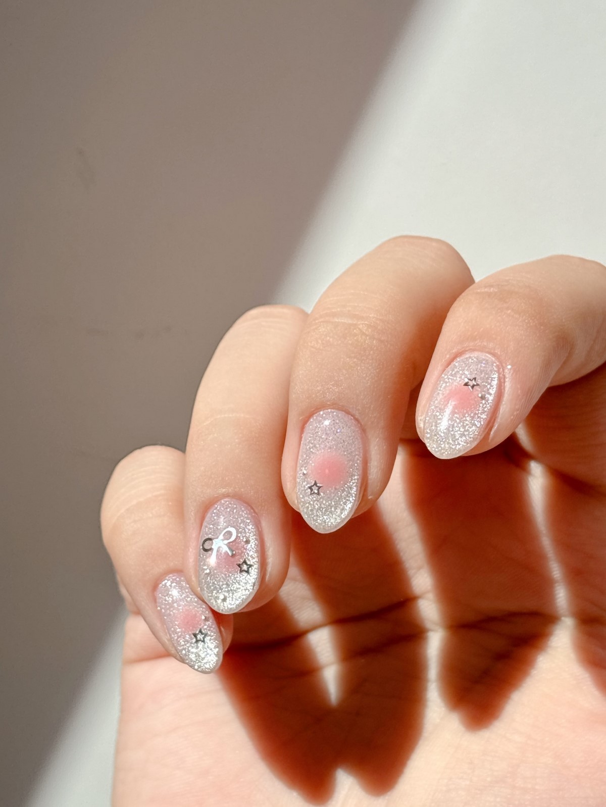 blush nails с блестящим покрытием и мягким розовым центром