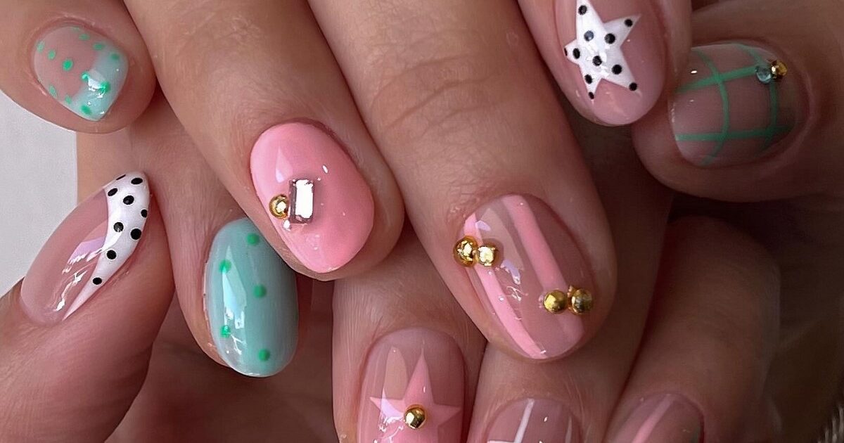 Абстрактный маникюр на коротких ногтях с розовыми, бирюзовыми и белыми деталями, звездами и золотыми акцентами