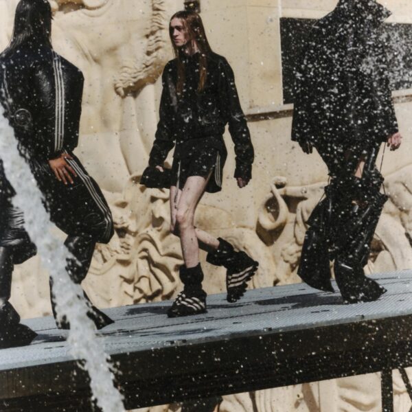 Модели в черной технической одежде Rick Owens x adidas идут по подиуму у фонтана Palais de Tokyo