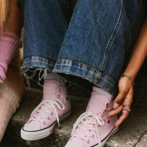 Розовые высокие кеды Converse с широкими джинсами и серыми носками