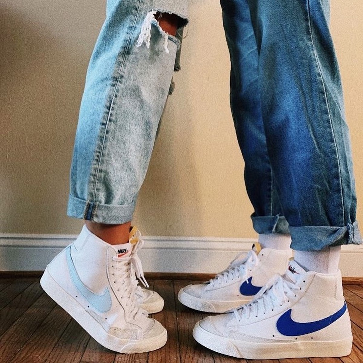 Белые высокие кеды Nike Blazer с голубым и синим Swoosh под подвернутыми джинсами