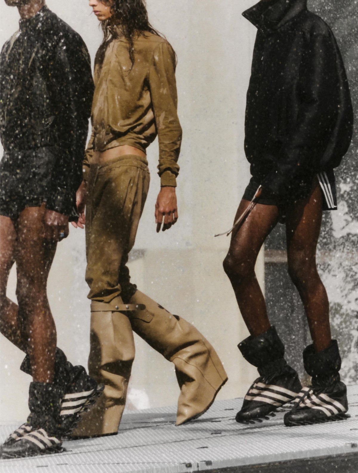 Образы Rick Owens x adidas с объемными силуэтами, тремя полосами и массивной обувью на подиуме