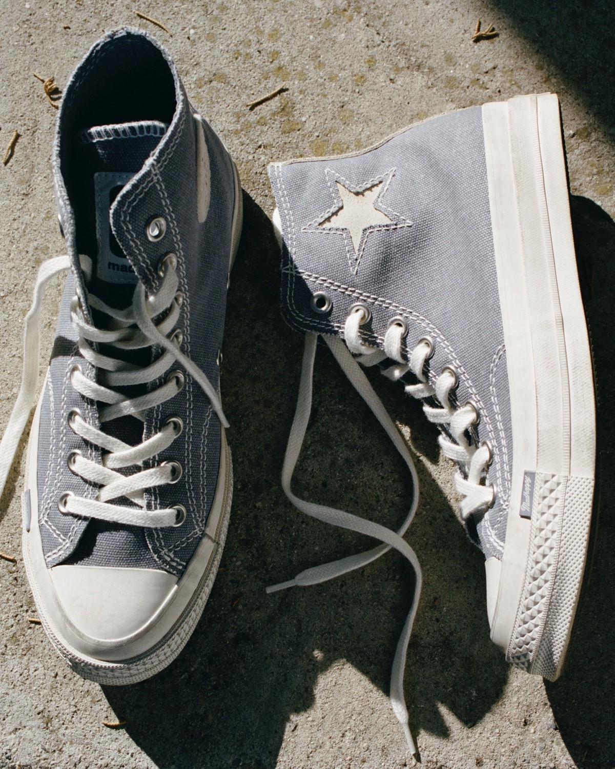 Серые высокие кеды Converse с нашивкой-звездой и белой подошвой