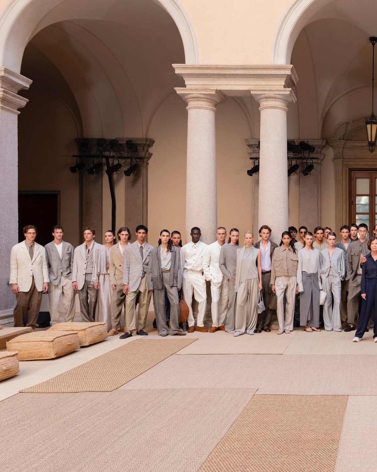 Модели в женских и мужских образах Giorgio Armani Resort 2027 на финале показа в Милане
