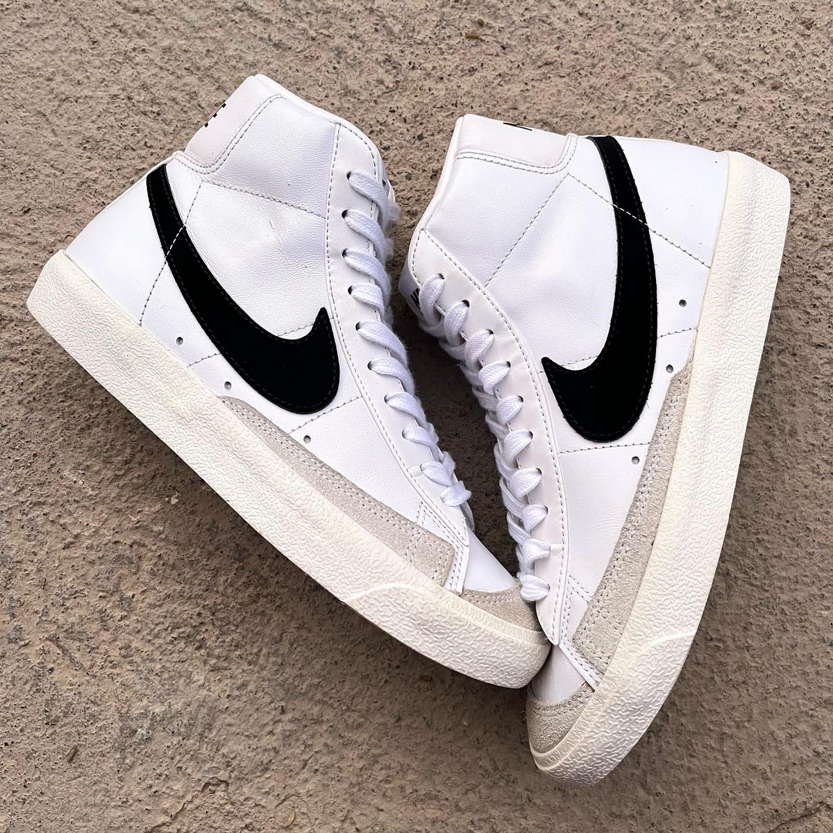 Белые высокие кеды Nike Blazer с черным Swoosh