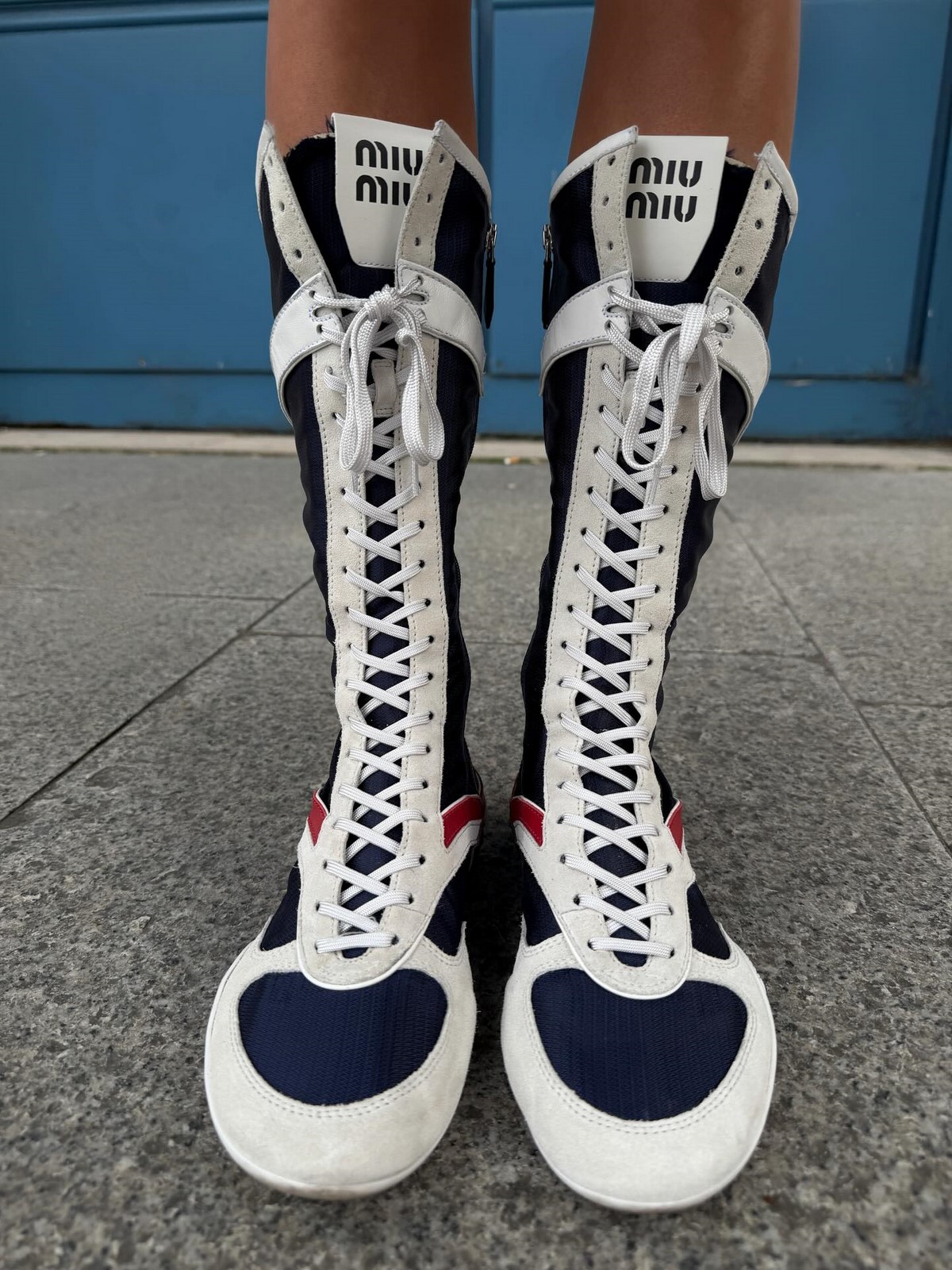 Высокие шнурованные кеды Miu Miu с синими вставками