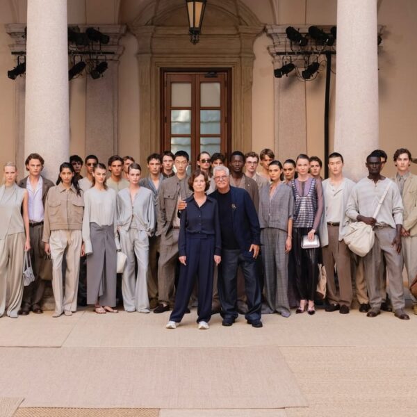 Финал показа Giorgio Armani Resort 2027 с моделями в светлой нейтральной палитре