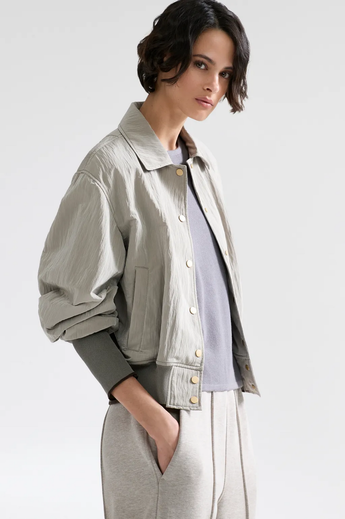 Модель в светло-сером жакете и свободных брюках из коллекции Giorgio Armani Resort 2027