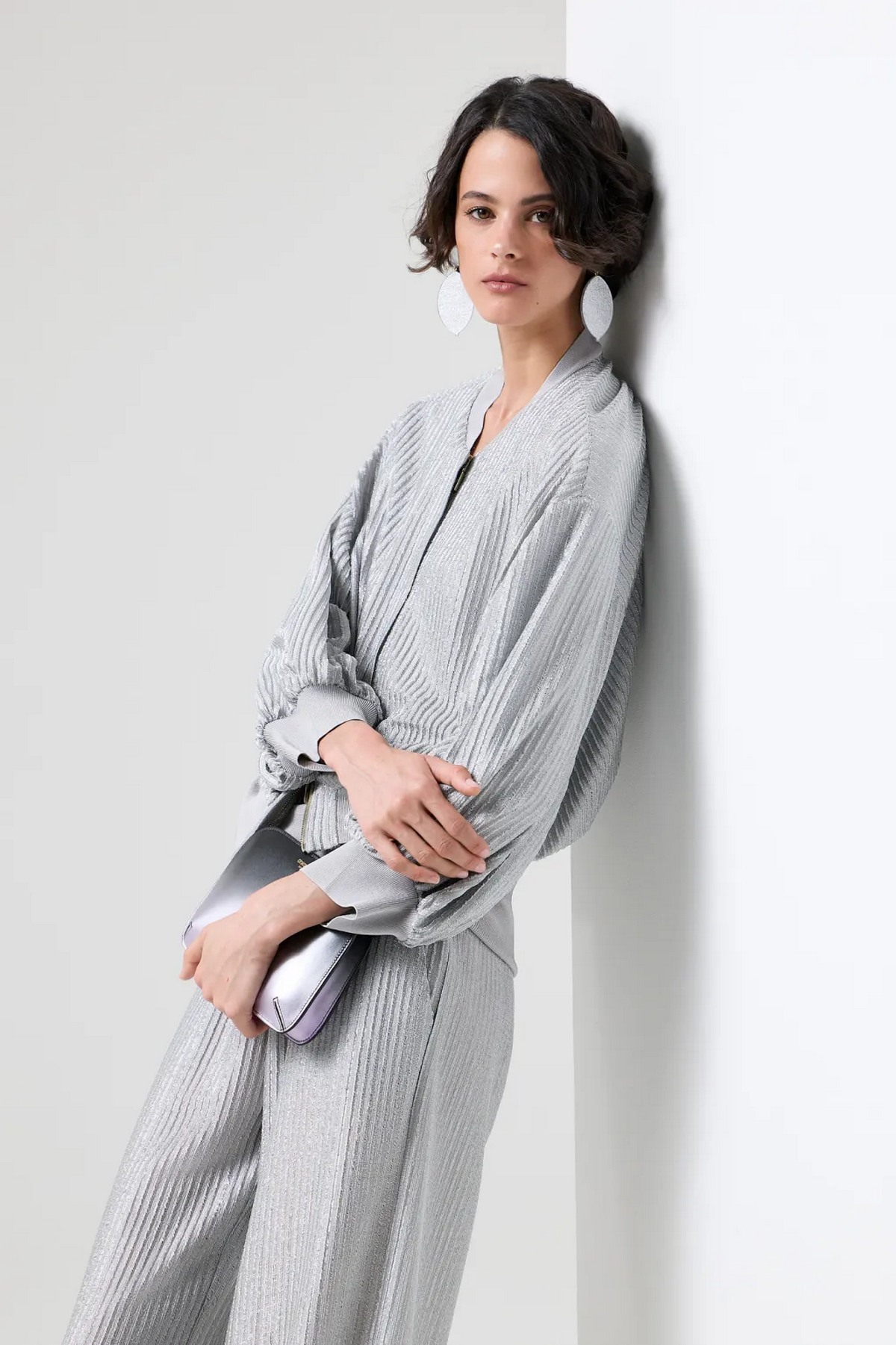 Модель в серебристом костюме с текстурной фактурой из коллекции Giorgio Armani Resort 2027