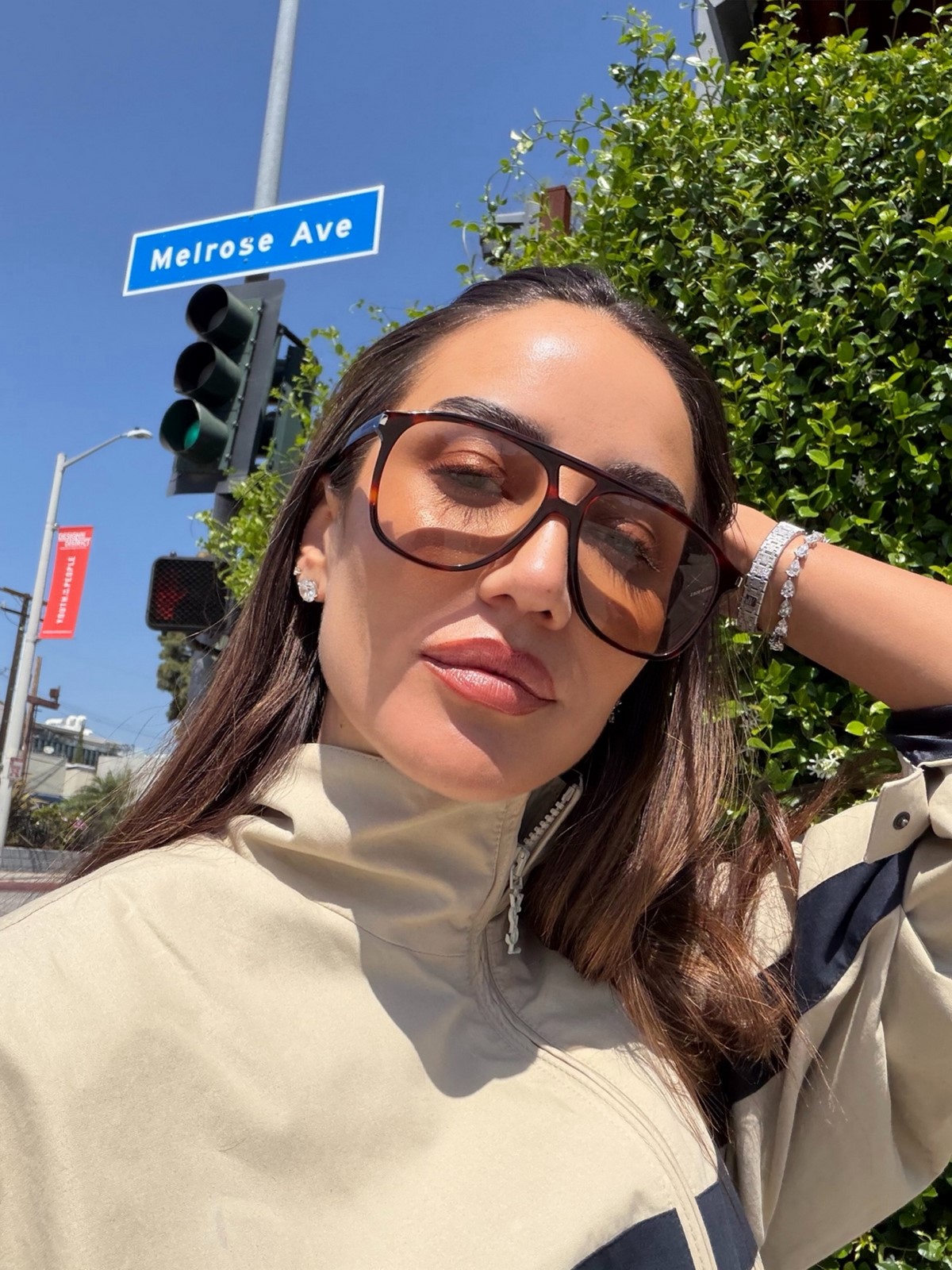 Девушка в крупных коричневых солнцезащитных очках на Melrose Avenue