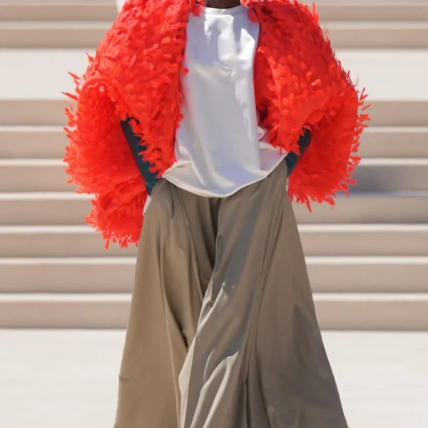 Balenciaga couture: красный перьевой жакет, белый топ и широкие драпированные брюки