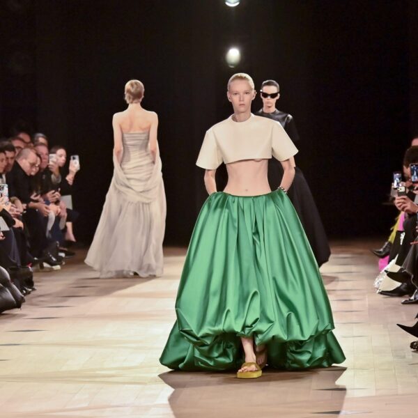 Зеленая объемная balloon skirt на подиуме с укороченным белым топом