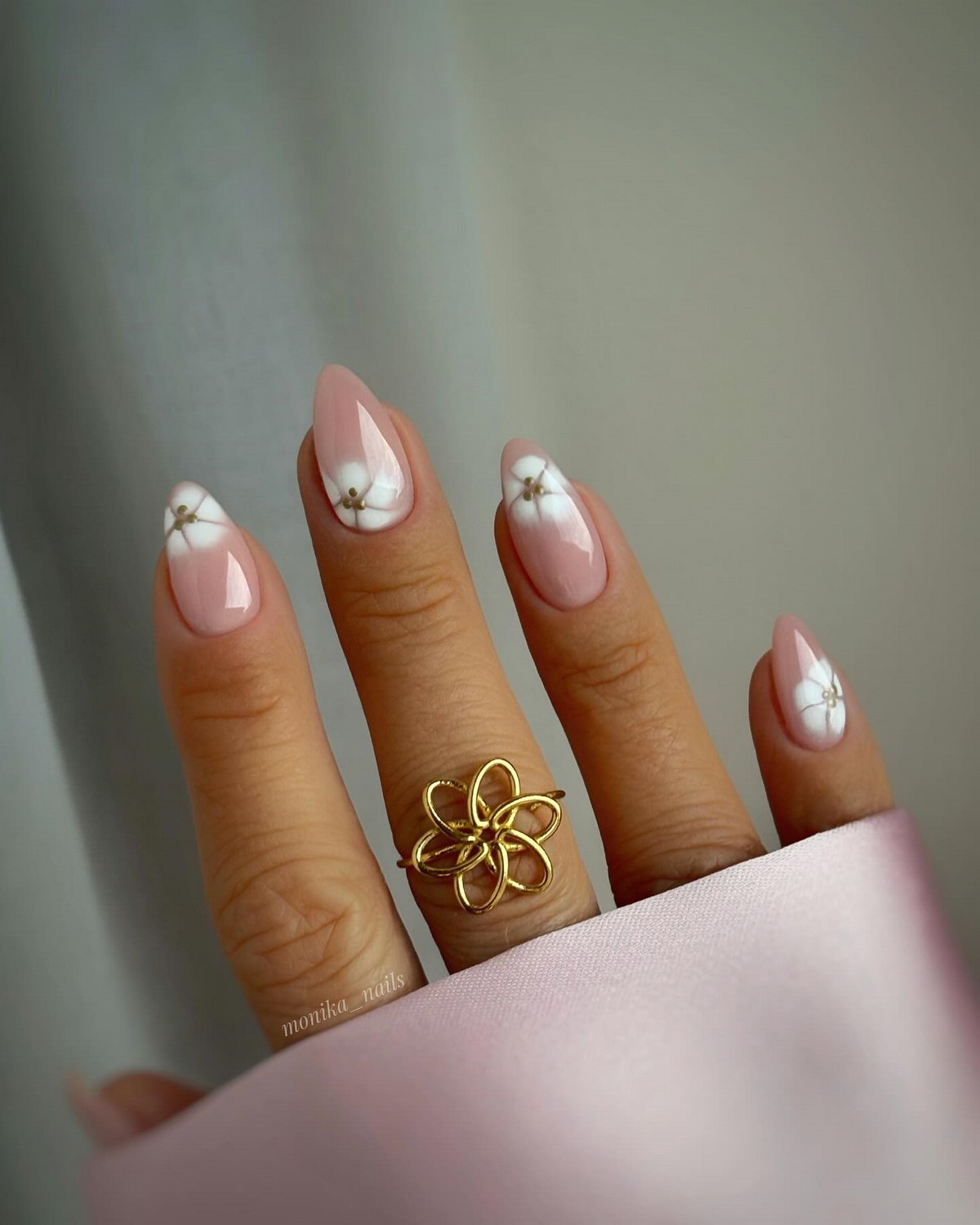 Нежно-розовый маникюр с белыми цветами blooming gel и золотыми деталями